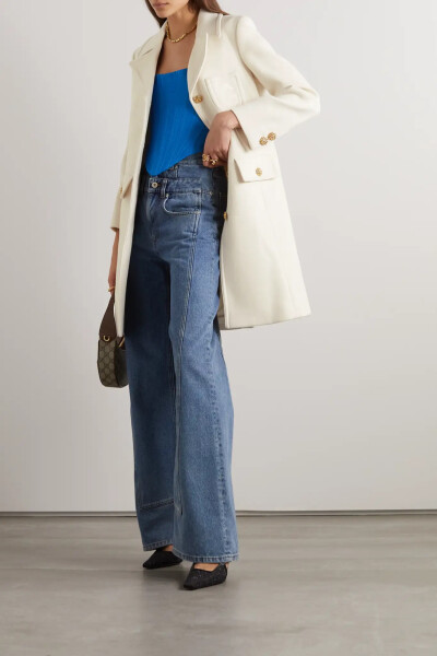 当 Gucci 选择走向经典，款款柔美、时髦且优雅的佳作就此诞生。这款外套以纯羊毛精裁而成，呈迷人的雪白色，金色纽扣再添精致韵味。不妨搭配牛仔裤或同色西装。