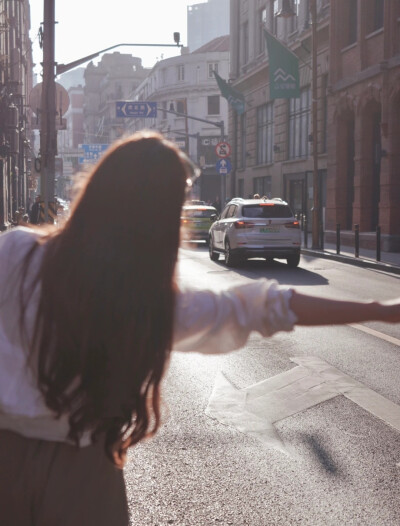 "女人一旦现实物质能吓跑一堆空手套白狼的.金钱不可以衡量爱情.但可以过滤骗子.。"