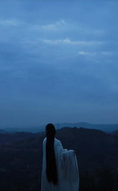 若干年后.山依旧是山.可人.未必还在啊。