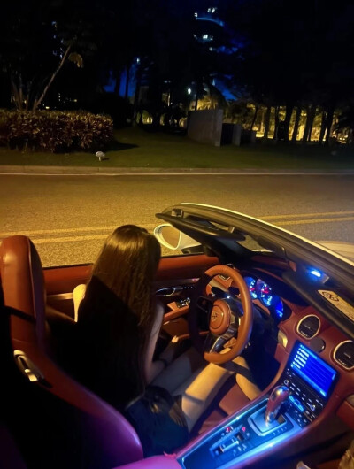 那天有人问我你怎么总是那么伤感满脸不开心的样子.我不想回答不是我不懂礼貌.我心里在想.能问你的人不一定是来关心你.只会嘲笑你.也有可能是想八卦一番转身就会把你的故事当成笑话一样分享.相信我们每个人都有着不一…