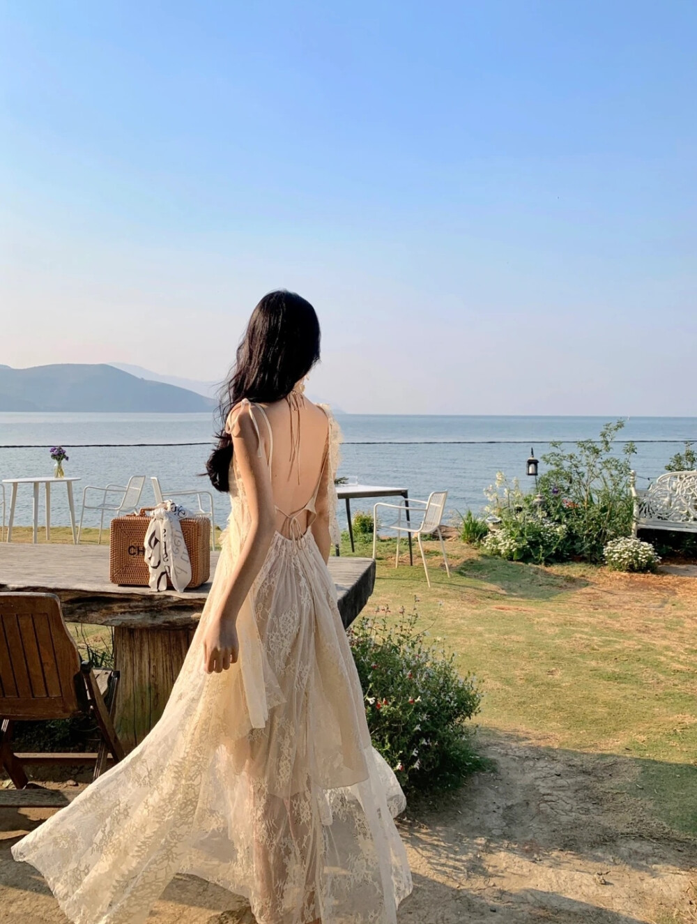 那天有人问我你怎么总是那么伤感满脸不开心的样子.我不想回答不是我不懂礼貌.我心里在想.能问你的人不一定是来关心你.只会嘲笑你.也有可能是想八卦一番转身就会把你的故事当成笑话一样分享.相信我们每个人都有着不一样的故事和经历.但是能懂能治愈的也是我们自己.很多问题能避之而不言 是对自己最好的保护。