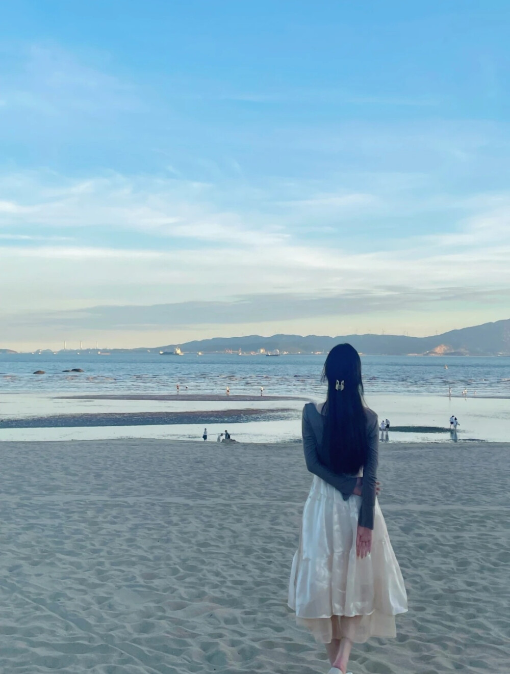 那天有人问我你怎么总是那么伤感满脸不开心的样子.我不想回答不是我不懂礼貌.我心里在想.能问你的人不一定是来关心你.只会嘲笑你.也有可能是想八卦一番转身就会把你的故事当成笑话一样分享.相信我们每个人都有着不一样的故事和经历.但是能懂能治愈的也是我们自己.很多问题能避之而不言 是对自己最好的保护。