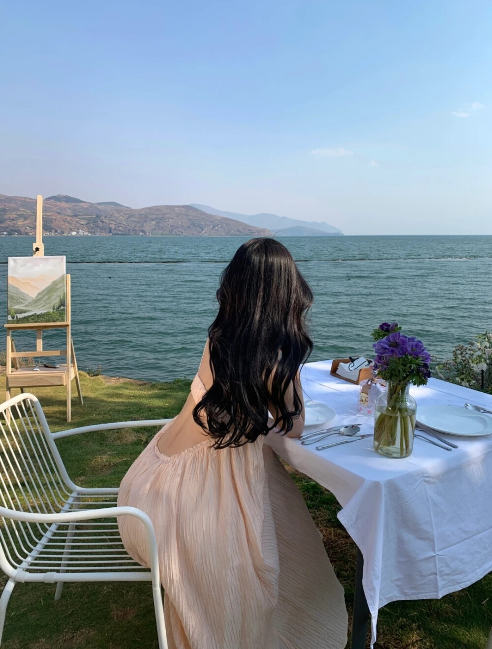 那天有人问我你怎么总是那么伤感满脸不开心的样子.我不想回答不是我不懂礼貌.我心里在想.能问你的人不一定是来关心你.只会嘲笑你.也有可能是想八卦一番转身就会把你的故事当成笑话一样分享.相信我们每个人都有着不一样的故事和经历.但是能懂能治愈的也是我们自己.很多问题能避之而不言 是对自己最好的保护。