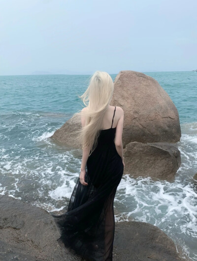 那天有人问我你怎么总是那么伤感满脸不开心的样子.我不想回答不是我不懂礼貌.我心里在想.能问你的人不一定是来关心你.只会嘲笑你.也有可能是想八卦一番转身就会把你的故事当成笑话一样分享.相信我们每个人都有着不一…