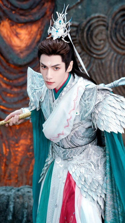 长月烬明｜澹台烬／冥夜
cr：海边淡紫色的天空