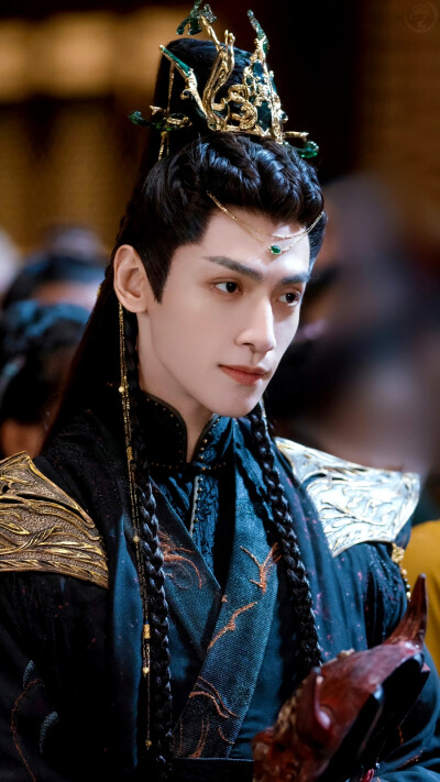 长月烬明｜澹台烬／冥夜
cr：海边淡紫色的天空