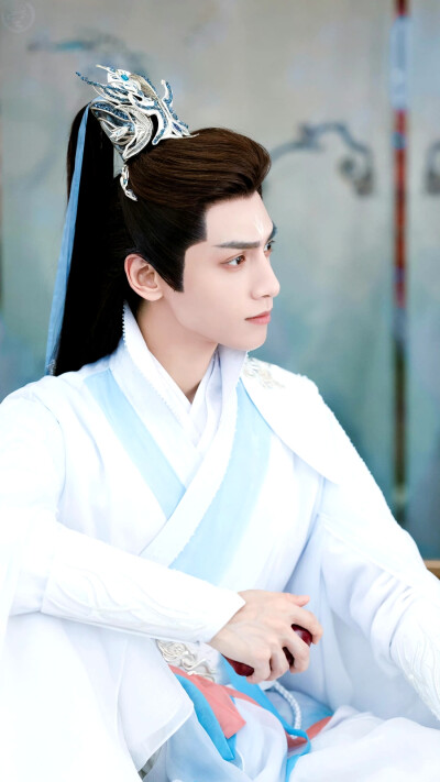 长月烬明｜澹台烬／冥夜
cr：海边淡紫色的天空