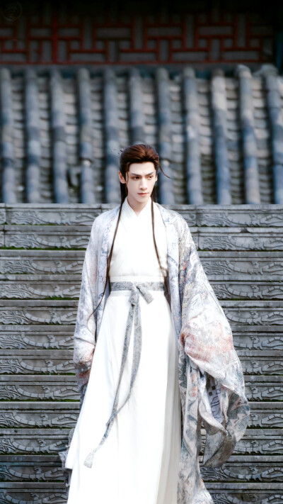 长月烬明｜澹台烬／冥夜
cr：海边淡紫色的天空