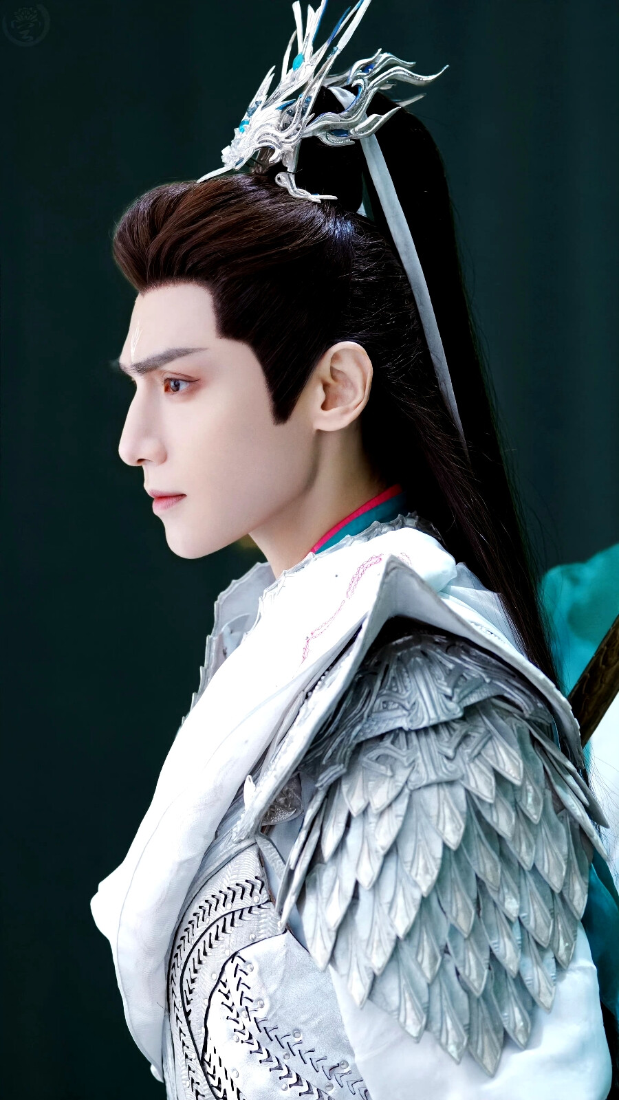 长月烬明｜澹台烬／冥夜
cr：海边淡紫色的天空