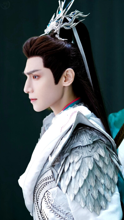 长月烬明｜澹台烬／冥夜
cr：海边淡紫色的天空