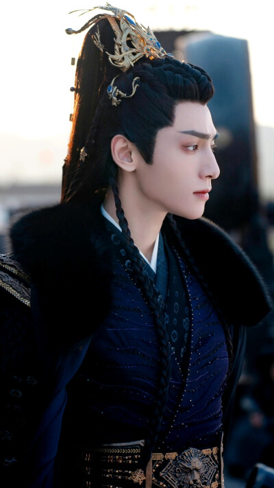 长月烬明｜澹台烬／冥夜
cr：海边淡紫色的天空