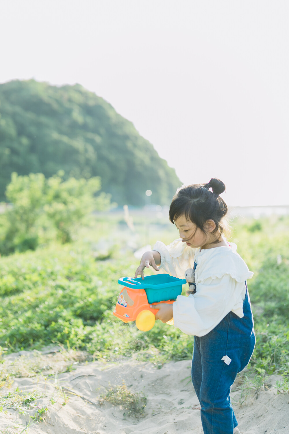 五一这天天气很好
摄影：洪小漩
出镜：家人朋友
原本约好10点碰头的，事实上却是12点大家才停好车。
也是没有预想到广大市民的出行意愿如此强烈，高速亦或是乡道，都不算太通畅。
经过一番搭天幕、生火、串串、烤肉……我们总算能自在地享受一会儿春风拂面的惬意。
菲比和格格自顾自玩得开心，整个帐篷里面沙子、零食、水撒了一地垫，我倒抽一口凉气，然后选择假装什么都没看到。
帐篷四周还有一群牛，我们互不打搅。
多么奢侈的一个五一节。