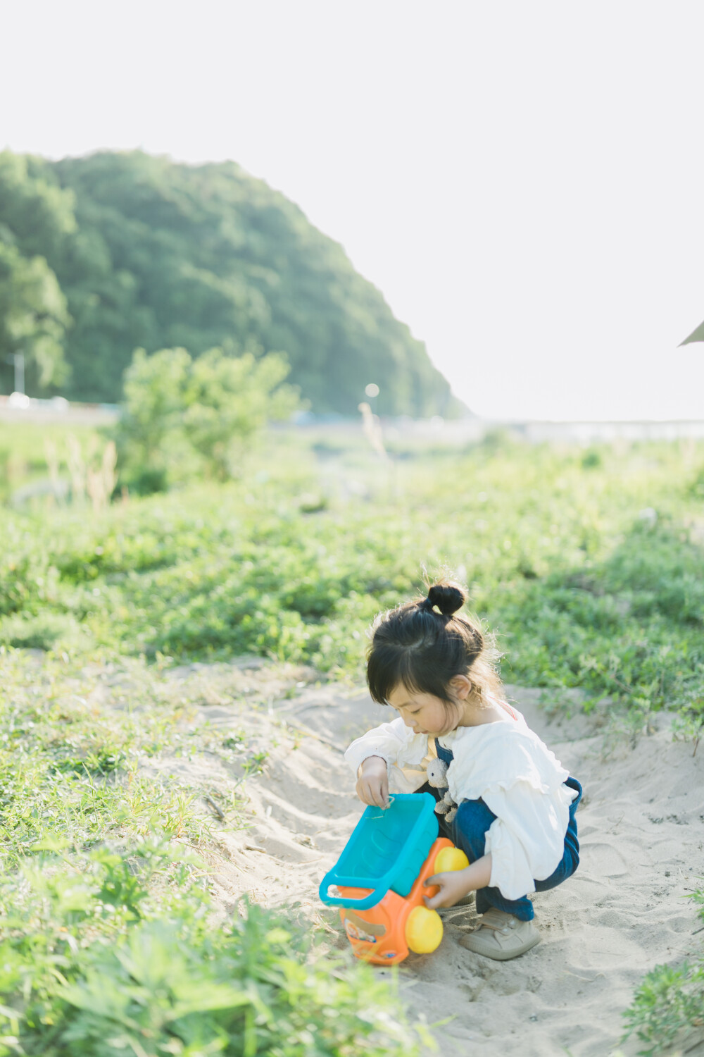 五一这天天气很好
摄影：洪小漩
出镜：家人朋友
原本约好10点碰头的，事实上却是12点大家才停好车。
也是没有预想到广大市民的出行意愿如此强烈，高速亦或是乡道，都不算太通畅。
经过一番搭天幕、生火、串串、烤肉……我们总算能自在地享受一会儿春风拂面的惬意。
菲比和格格自顾自玩得开心，整个帐篷里面沙子、零食、水撒了一地垫，我倒抽一口凉气，然后选择假装什么都没看到。
帐篷四周还有一群牛，我们互不打搅。
多么奢侈的一个五一节。