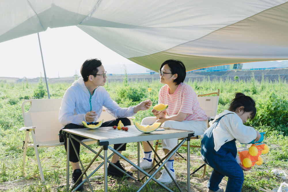 五一这天天气很好
摄影：洪小漩
出镜：家人朋友
原本约好10点碰头的，事实上却是12点大家才停好车。
也是没有预想到广大市民的出行意愿如此强烈，高速亦或是乡道，都不算太通畅。
经过一番搭天幕、生火、串串、烤肉……我们总算能自在地享受一会儿春风拂面的惬意。
菲比和格格自顾自玩得开心，整个帐篷里面沙子、零食、水撒了一地垫，我倒抽一口凉气，然后选择假装什么都没看到。
帐篷四周还有一群牛，我们互不打搅。
多么奢侈的一个五一节。