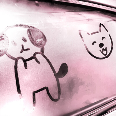 难过时捂住自己的耳朵(っ◞‸◟c)