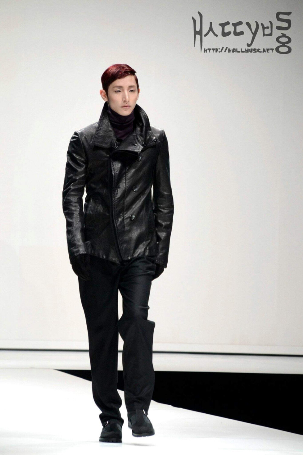 李洙赫 2012 walking the runway for Songzio 