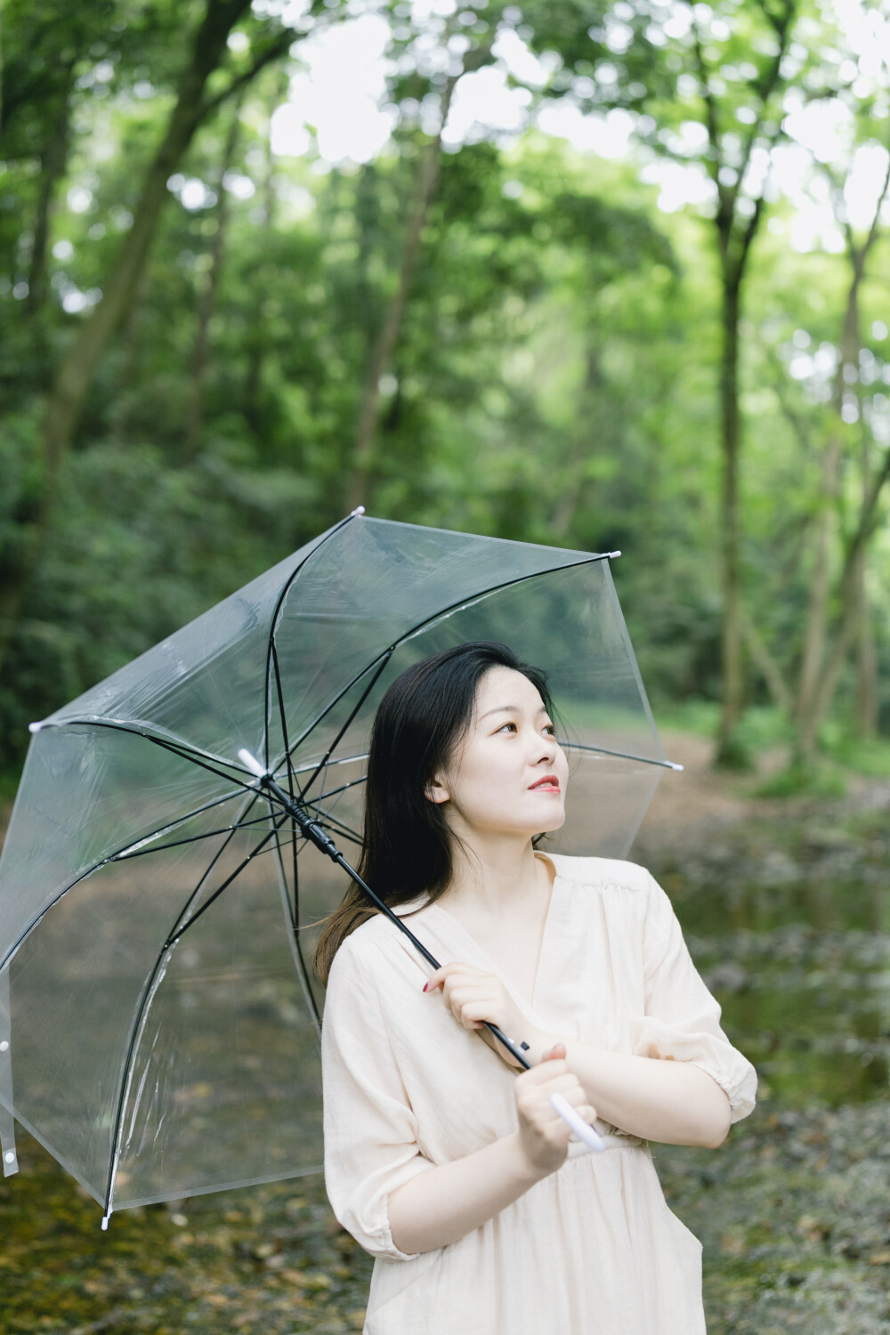 谢谢你给我带的牛肉泡馍
摄影：洪小漩
出镜：辣辣
辣辣在我朋友圈很多年了。久到我都几乎想不起建立联系的那位美少女长什么样。
辣辣突发奇想说要来杭州，从她说计划下单机票开始，我便满怀期待。
那日，我下了班直奔她而去。在西湖边的一家咖啡馆和她碰了面。
两杯酒，昏暗的灯光。舟车劳顿的辣辣，以及兴奋不已的我。
事后，辣辣和我说，那天是她的生日。我很开心，因为我们交换了礼物，我还请她喝了酒。对她而言，应该是个与众不同的生日记忆。
第二天，我和辣辣一道去了九溪，又去了武林路上吃了卤儿道道。
辣辣显然并没有那么喜欢偏甜的杭帮菜，但是她婉转地说：蛮好的，我吃一个月，估计能瘦吧。
于是，那盘