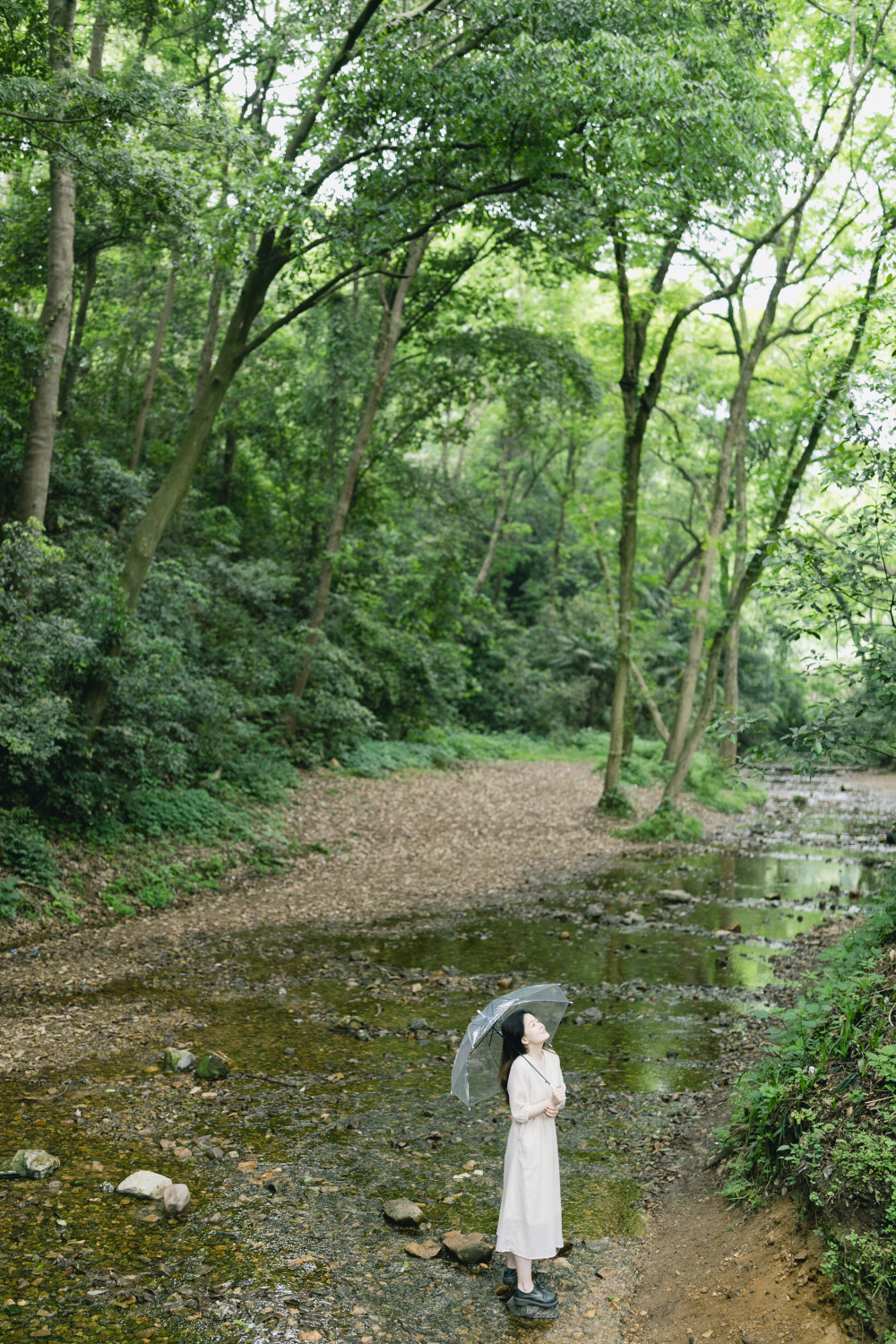 谢谢你给我带的牛肉泡馍
摄影：洪小漩
出镜：辣辣
辣辣在我朋友圈很多年了。久到我都几乎想不起建立联系的那位美少女长什么样。
辣辣突发奇想说要来杭州，从她说计划下单机票开始，我便满怀期待。
那日，我下了班直奔她而去。在西湖边的一家咖啡馆和她碰了面。
两杯酒，昏暗的灯光。舟车劳顿的辣辣，以及兴奋不已的我。
事后，辣辣和我说，那天是她的生日。我很开心，因为我们交换了礼物，我还请她喝了酒。对她而言，应该是个与众不同的生日记忆。
第二天，我和辣辣一道去了九溪，又去了武林路上吃了卤儿道道。
辣辣显然并没有那么喜欢偏甜的杭帮菜，但是她婉转地说：蛮好的，我吃一个月，估计能瘦吧。
于是，那盘