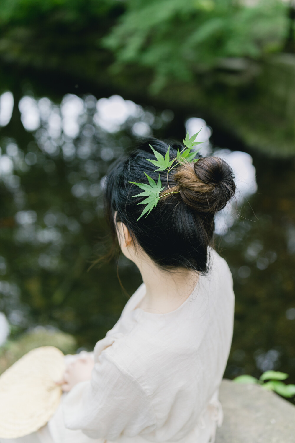 谢谢你给我带的牛肉泡馍
摄影：洪小漩
出镜：辣辣
辣辣在我朋友圈很多年了。久到我都几乎想不起建立联系的那位美少女长什么样。
辣辣突发奇想说要来杭州，从她说计划下单机票开始，我便满怀期待。
那日，我下了班直奔她而去。在西湖边的一家咖啡馆和她碰了面。
两杯酒，昏暗的灯光。舟车劳顿的辣辣，以及兴奋不已的我。
事后，辣辣和我说，那天是她的生日。我很开心，因为我们交换了礼物，我还请她喝了酒。对她而言，应该是个与众不同的生日记忆。
第二天，我和辣辣一道去了九溪，又去了武林路上吃了卤儿道道。
辣辣显然并没有那么喜欢偏甜的杭帮菜，但是她婉转地说：蛮好的，我吃一个月，估计能瘦吧。
于是，那盘