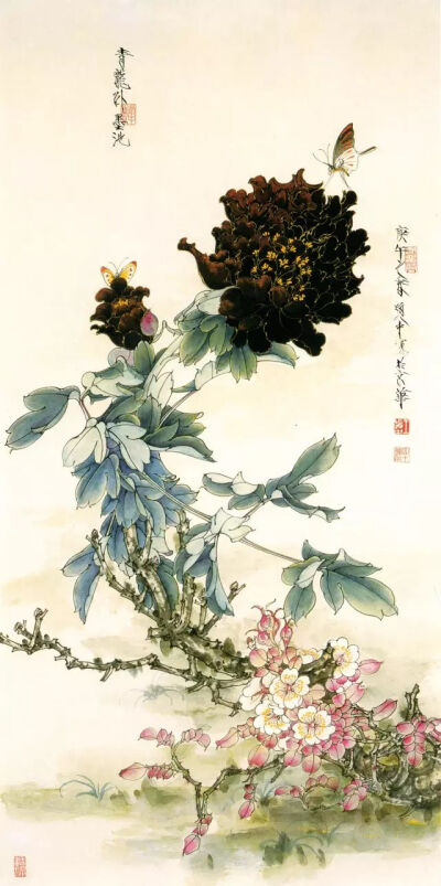 工笔画即是以精谨细腻的笔法描绘景物的中国画表现方式。唐代花鸟画杰出代表边鸾能画出禽鸟活跃之态、花卉芳艳之色。作《牡丹图》，光色艳发，妙穷毫厘。仔细观赏并可确信所画的是中午的牡丹，原来画面中的猫眼有“竖…