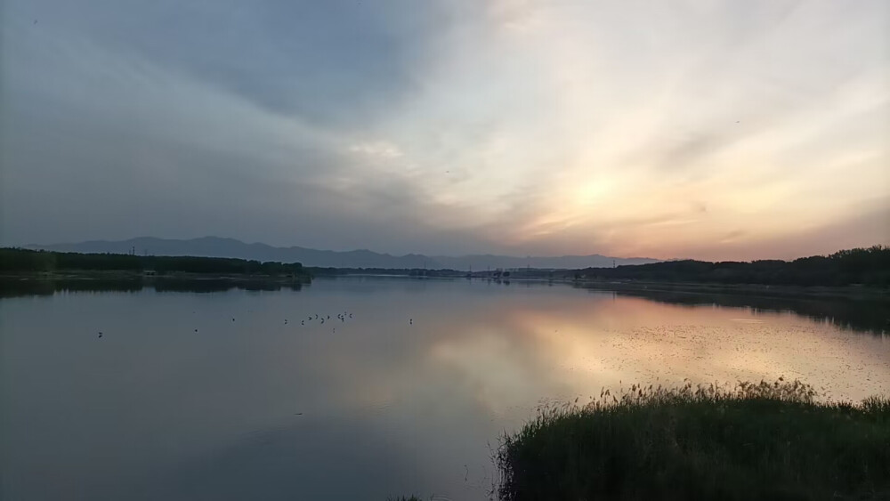 时光总是喜欢将红尘中的人和事，放在掌心里摆渡，来了，去了，远了，近了，辗转中，便成了朝花夕拾…… ​​​