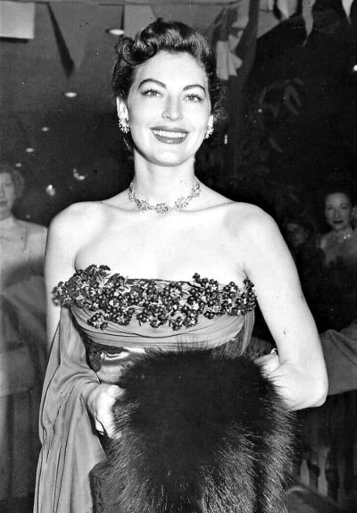 Ava Gardner 1951年在《演出船》首映式上 ​​​