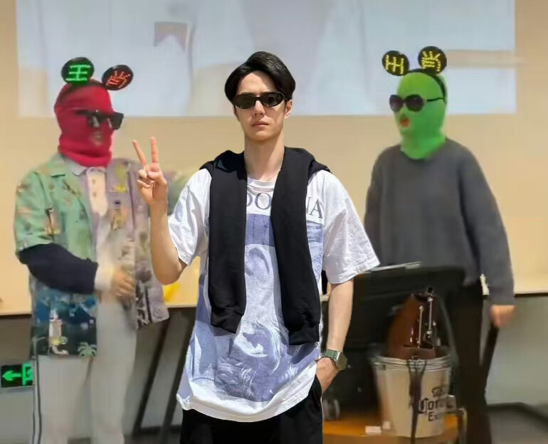 王一博：特种兵打卡
​