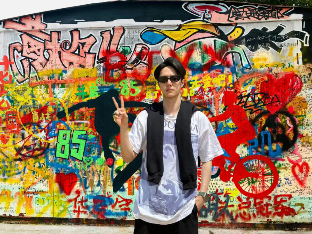 王一博：特种兵打卡
​