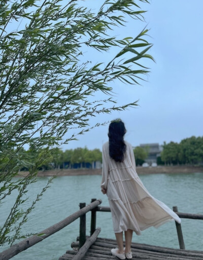 一个聪明的女人 把什么都看淡了.不再顾忌谁的感受.不再傻傻的付出.不强求、不挽留、留下的好好珍惜.离开的道声安好.过去事、过去人、笑笑就好.现在事.现在人.尽心就好.未来事、未来人、随缘就好.女人有钱把日子过好.…