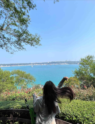 一个聪明的女人 把什么都看淡了.不再顾忌谁的感受.不再傻傻的付出.不强求、不挽留、留下的好好珍惜.离开的道声安好.过去事、过去人、笑笑就好.现在事.现在人.尽心就好.未来事、未来人、随缘就好.女人有钱把日子过好.…