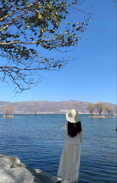 一个聪明的女人 把什么都看淡了.不再顾忌谁的感受.不再傻傻的付出.不强求、不挽留、留下的好好珍惜.离开的道声安好.过去事、过去人、笑笑就好.现在事.现在人.尽心就好.未来事、未来人、随缘就好.女人有钱把日子过好.…