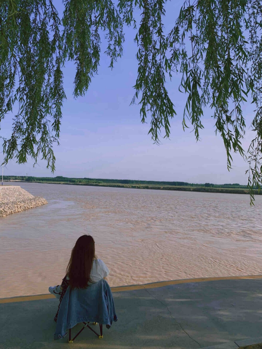 一个聪明的女人 把什么都看淡了.不再顾忌谁的感受.不再傻傻的付出.不强求、不挽留、留下的好好珍惜.离开的道声安好.过去事、过去人、笑笑就好.现在事.现在人.尽心就好.未来事、未来人、随缘就好.女人有钱把日子过好.没钱把心情过好.从此不为往事忧.只为余生笑！