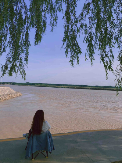 一个聪明的女人 把什么都看淡了.不再顾忌谁的感受.不再傻傻的付出.不强求、不挽留、留下的好好珍惜.离开的道声安好.过去事、过去人、笑笑就好.现在事.现在人.尽心就好.未来事、未来人、随缘就好.女人有钱把日子过好.…