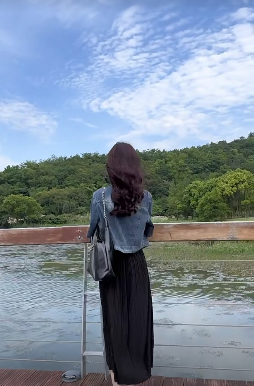 靠山山会倒.靠水水会干.人生靠自己 最稳最踏实.至于爱情从来都是锦上添花.不会雪中送炭。