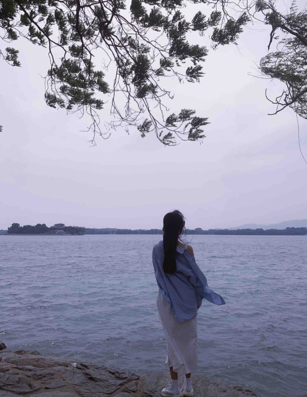 一个聪明的女人 把什么都看淡了.不再顾忌谁的感受.不再傻傻的付出.不强求、不挽留、留下的好好珍惜.离开的道声安好.过去事、过去人、笑笑就好.现在事.现在人.尽心就好.未来事、未来人、随缘就好.女人有钱把日子过好.没钱把心情过好.从此不为往事忧.只为余生笑！