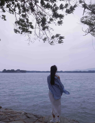 一个聪明的女人 把什么都看淡了.不再顾忌谁的感受.不再傻傻的付出.不强求、不挽留、留下的好好珍惜.离开的道声安好.过去事、过去人、笑笑就好.现在事.现在人.尽心就好.未来事、未来人、随缘就好.女人有钱把日子过好.…