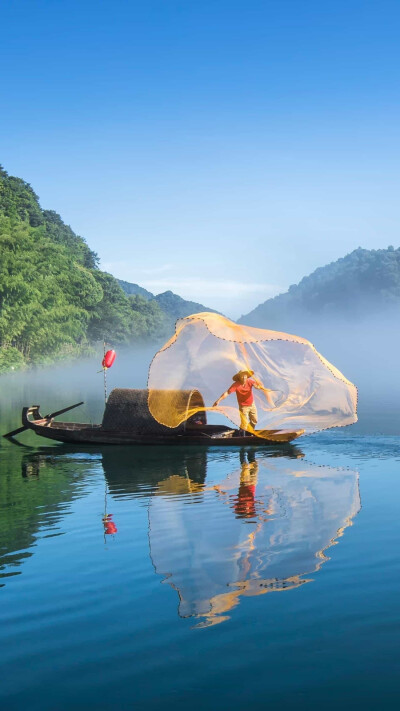 东江湖，位于湖南省东北部的资兴市境内，是南岭和罗霄山脉南部合围的湖。©图虫创意