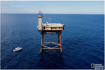 海上灯塔
修建于1964年的煎锅塔（Frying Pan Tower）是一座高约24米的退役灯塔，距美国北卡罗来纳州海岸约50公里。摄影：Jordan Salama