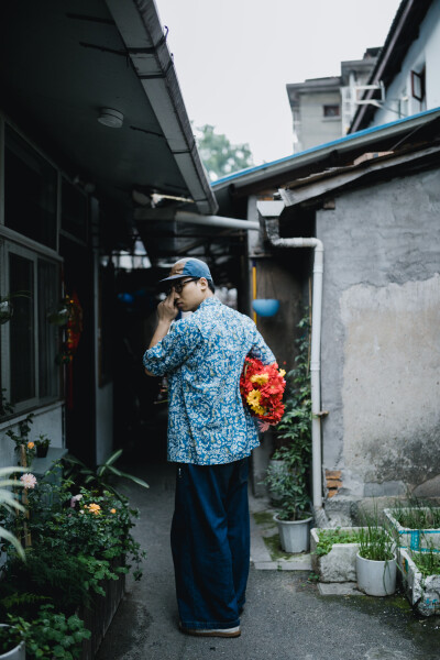 小老弟的衣柜
摄影：洪小漩
出镜：小帅
场地：馒头山
临时起意，问小帅有没有空。
他说，空。
然后，下午三点在馒头山碰头。
自从开了古着店，他的衣柜就是一个神奇的存在。
