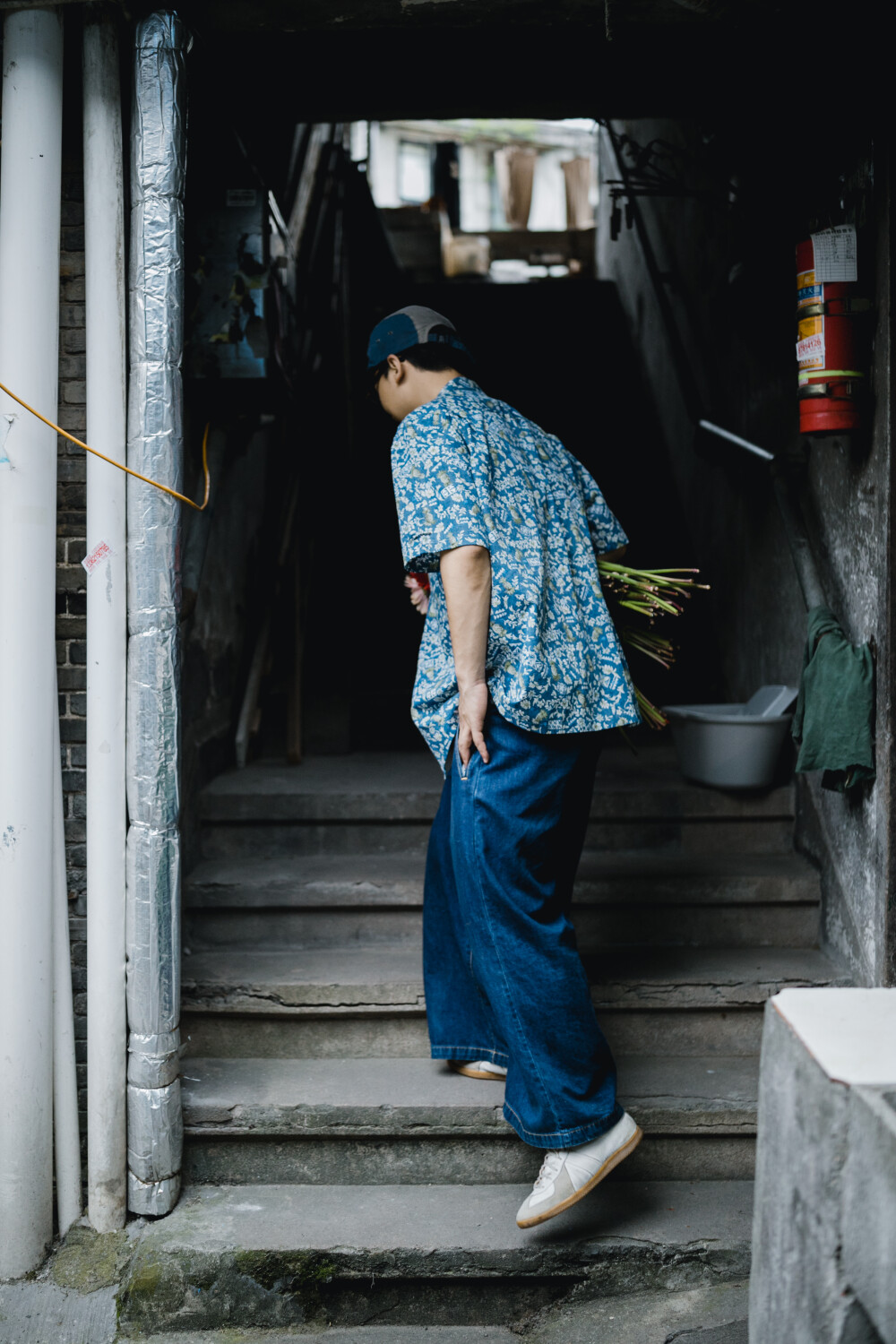 小老弟的衣柜
摄影：洪小漩
出镜：小帅
场地：馒头山
临时起意，问小帅有没有空。
他说，空。
然后，下午三点在馒头山碰头。
自从开了古着店，他的衣柜就是一个神奇的存在。
