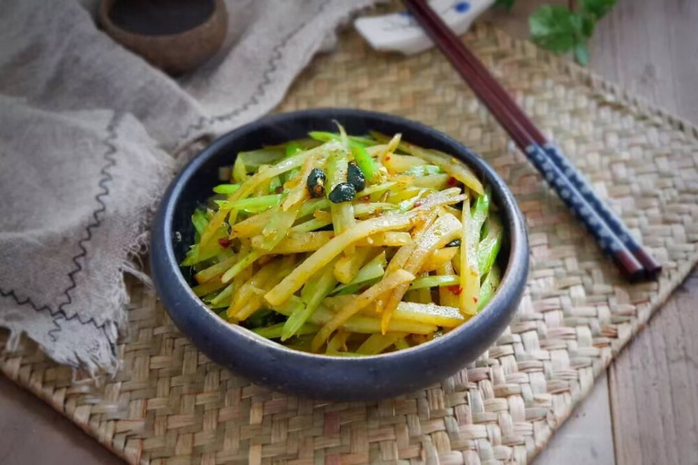 每日一素：
豉香芹菜土豆条
食材：芹菜2棵，土豆1个，豆豉1勺，生抽1勺，盐1茶匙，姜末3克
做法：
1、土豆去皮洗净，切成细条，放水中浸泡一会，洗净淀粉
2、芹菜去叶洗净，切成小段。泡好的土豆沥干水，姜切成末
3、起锅热油，加入姜豆豉，炒出香味，加入土豆煸炒片刻，加入芹菜翻炒均匀，加盐，生抽翻炒均匀即可
​