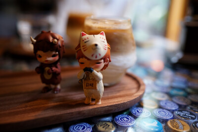 在武汉户部巷的这家很会酿酒的咖啡店里喝到粗不来ahhhhh
青梅酒黄皮酒还有乱入的拿铁
是谁偷走了时光
老友配美酒才是旅行的必备要素呐