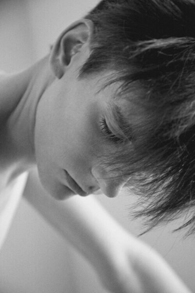 背影相立，留白与人生，莫问心碎何？