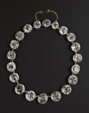 Sutherland 钻石项链由20颗硕大的明亮式切割钻石组成，其中最大的两颗钻石每颗重约15克拉，是英国贵族珠宝中留存下来的非凡珍品，现藏于V&A。
