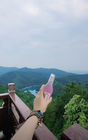 女人记住.别人越是瞧不上你.你就越要努力.别人越是要打击你.你就越要做出成绩.要像石灰一样.别人越是泼冷水.你越是沸腾.活着的意义不只是衣食无忧.而是拿出勇气做你不敢做的事.去尝试未曾走过的人生.丰富了阅历.你才有故事讲给人听.你可以在夜里崩溃.但我希望天一亮你又能顶住四面八方的压力.继续前行！