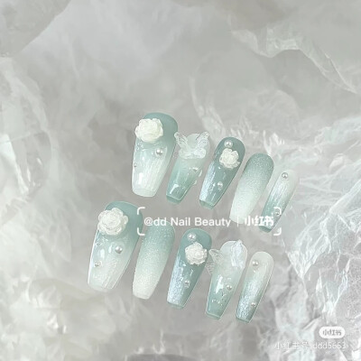 冷清感山茶花
图源小红书：dd Nail Beauty(小红书号：ddd5653）