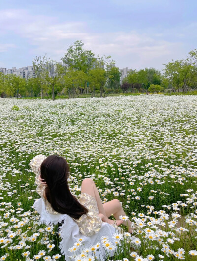 女人你要明白.也许你并不缺钱.也许你嫁了个好老公 也许有人愿意养你 但全球最危险的职业是“全职太太”结婚时一句“我养你”离婚时的一句“是我养的你”任何时候都请记住.经济独立是女人最起码的尊严.有空多挣钱.没…