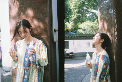 老社区生活感胶片
出镜：@一碗杜珺
摄影: @晓飞锅锅_
#杭州约拍##宁波约拍##上海约拍# ​​​