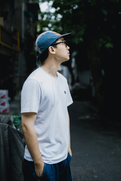 无所谓
摄影：洪小漩
出镜：小老弟
他们说，就让他们说。
你只管做自己喜欢的就好。
有钱难买我乐意。