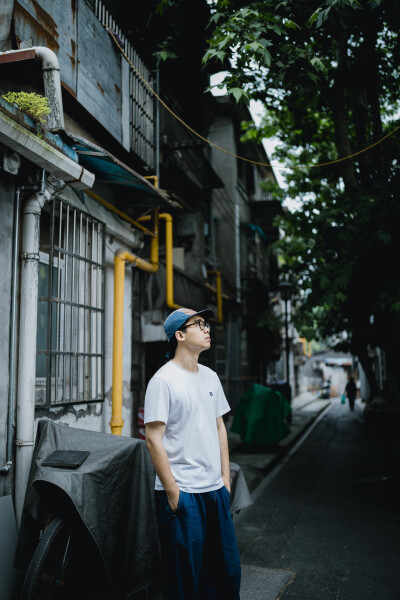 无所谓
摄影：洪小漩
出镜：小老弟
他们说，就让他们说。
你只管做自己喜欢的就好。
有钱难买我乐意。